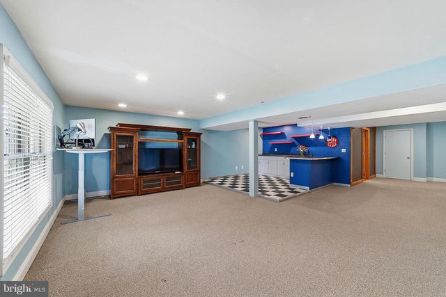 8 CHICORY LN, Pennington, NJ 08534