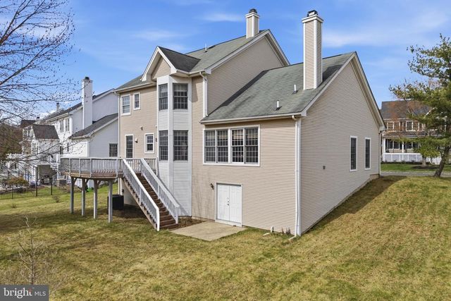 8 CHICORY LN, Pennington, NJ 08534