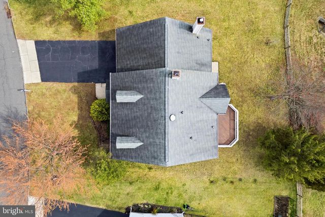 8 CHICORY LN, Pennington, NJ 08534