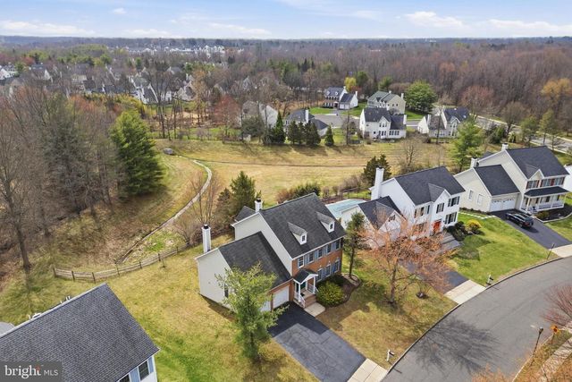 8 CHICORY LN, Pennington, NJ 08534