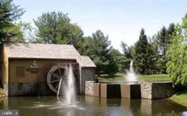 8 CHICORY LN, Pennington, NJ 08534