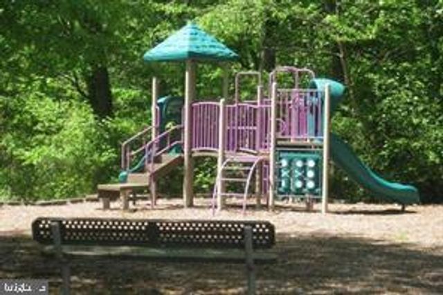 8 CHICORY LN, Pennington, NJ 08534