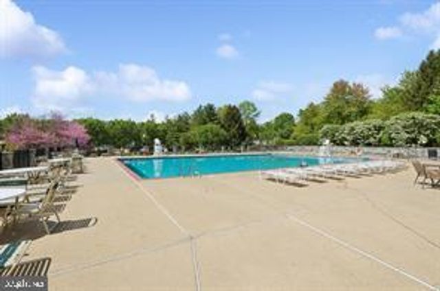 8 CHICORY LN, Pennington, NJ 08534