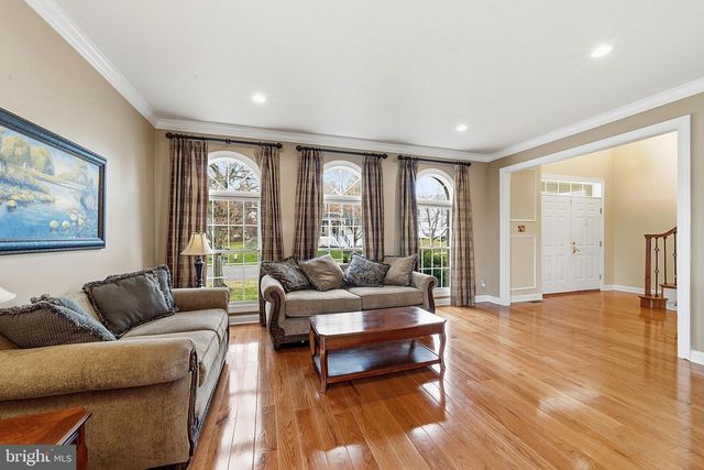 8 CHICORY LN, Pennington, NJ 08534