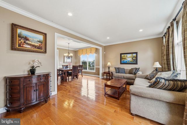 8 CHICORY LN, Pennington, NJ 08534