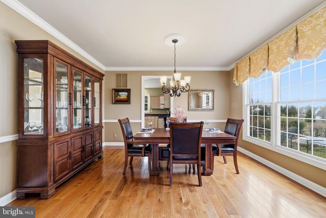 8 CHICORY LN, Pennington, NJ 08534