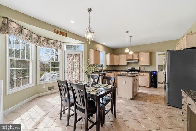 8 CHICORY LN, Pennington, NJ 08534