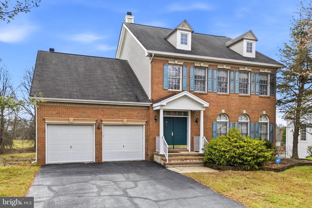 8 CHICORY LN, Pennington, NJ 08534