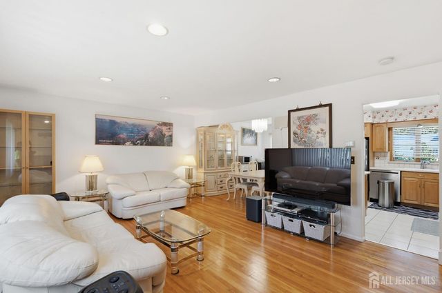 10 Tyroler Court, Edison, NJ 08820