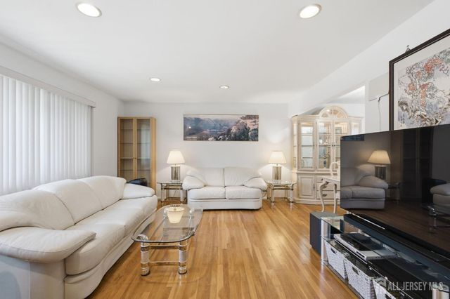 10 Tyroler Court, Edison, NJ 08820