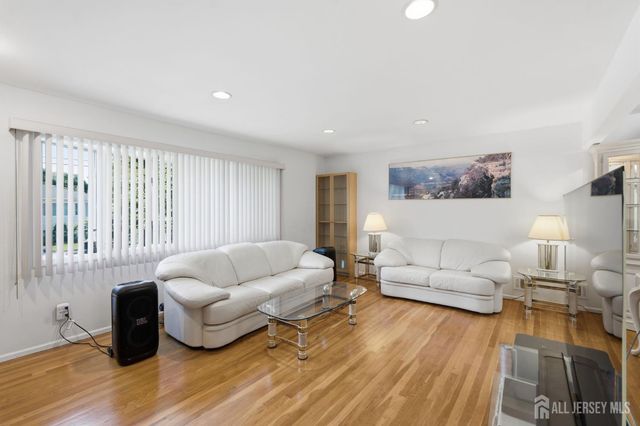 10 Tyroler Court, Edison, NJ 08820