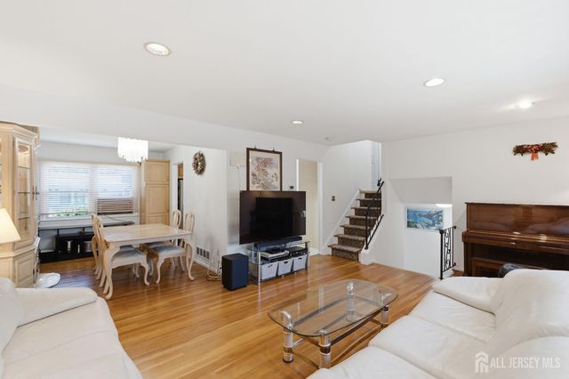 10 Tyroler Court, Edison, NJ 08820