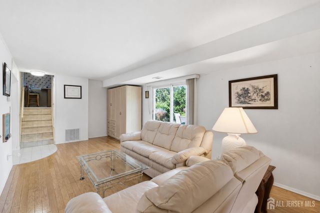 10 Tyroler Court, Edison, NJ 08820
