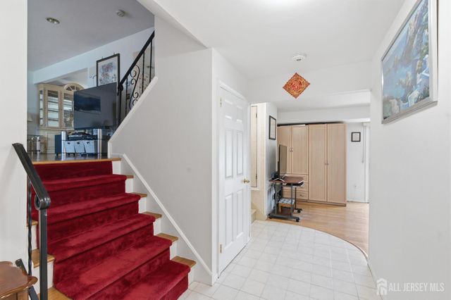 10 Tyroler Court, Edison, NJ 08820