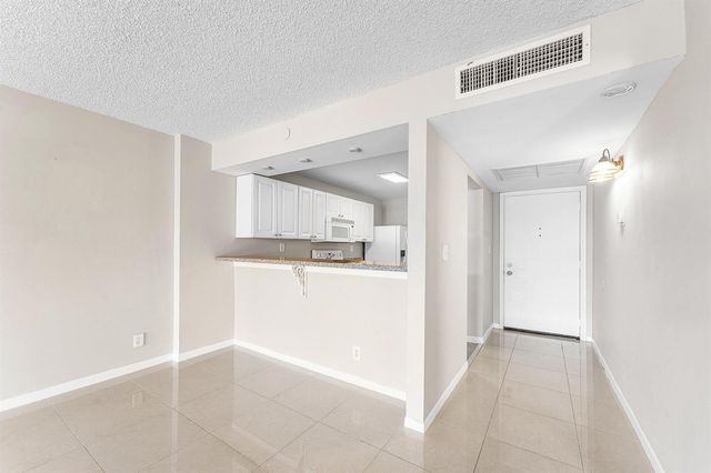10 Royal Palm Way 203, Boca Raton, FL 33432