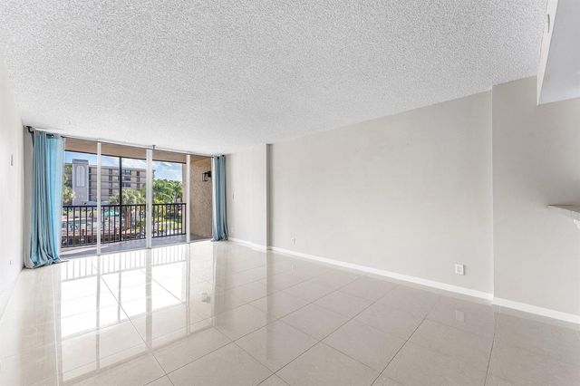 10 Royal Palm Way 203, Boca Raton, FL 33432