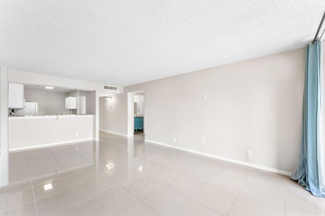 10 Royal Palm Way 203, Boca Raton, FL 33432