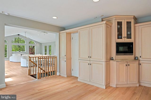 951 CAPTAIN HICKORY DR, Great Falls, VA 22066