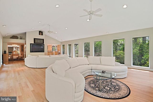 951 CAPTAIN HICKORY DR, Great Falls, VA 22066