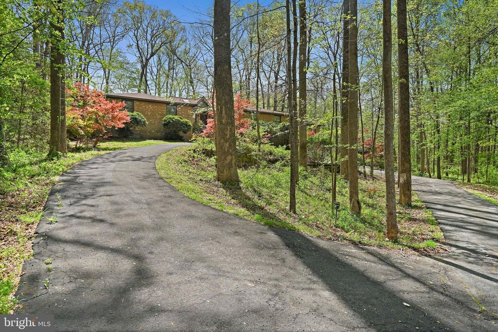 951 CAPTAIN HICKORY DR, Great Falls, VA 22066