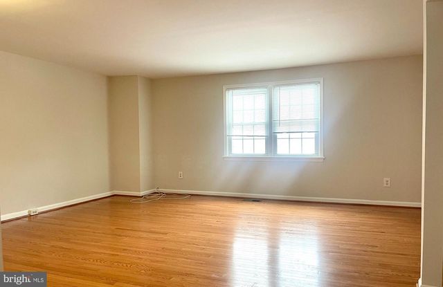 7353 CRESTLEIGH CIR, Alexandria, VA 22315