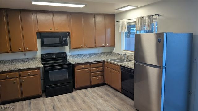 426 Greenbriar Townhouse Way, Las Vegas, NV 89121