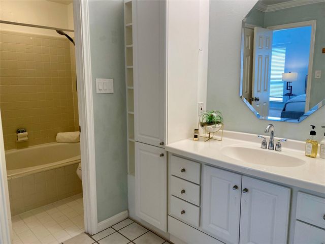 2478 Bering Drive, Houston, TX 77057