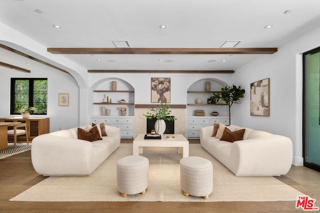 635 Seward Street, Los Angeles, CA 90004