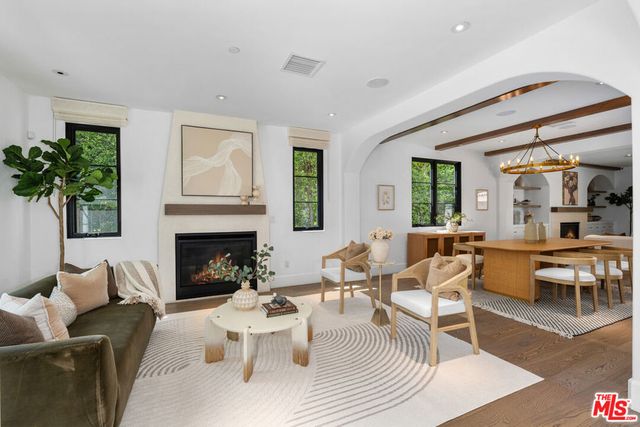 635 Seward Street, Los Angeles, CA 90004