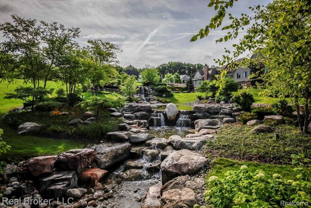 10407 Stoney Point Drive, Green Oak Township, MI 48178