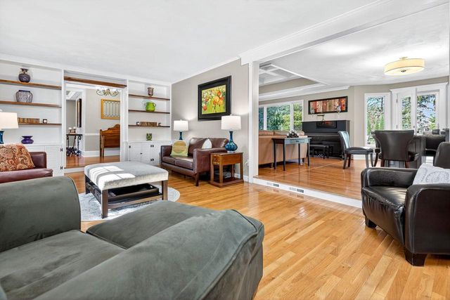 9 MEADOWBROOK LANE, Appleton, WI 54914