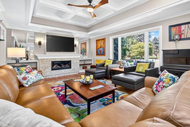 9 MEADOWBROOK LANE, Appleton, WI 54914