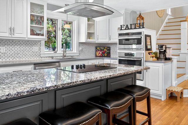 9 MEADOWBROOK LANE, Appleton, WI 54914