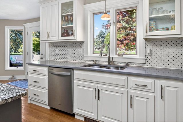 9 MEADOWBROOK LANE, Appleton, WI 54914