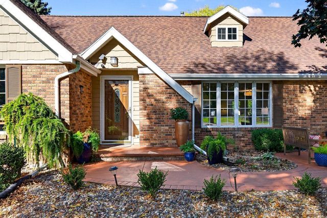 9 MEADOWBROOK LANE, Appleton, WI 54914