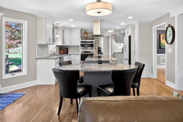 9 MEADOWBROOK LANE, Appleton, WI 54914