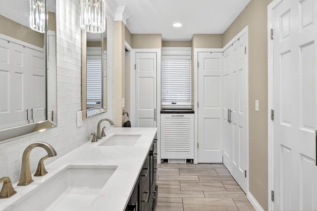 9 MEADOWBROOK LANE, Appleton, WI 54914