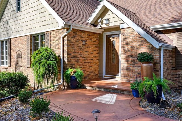 9 MEADOWBROOK LANE, Appleton, WI 54914