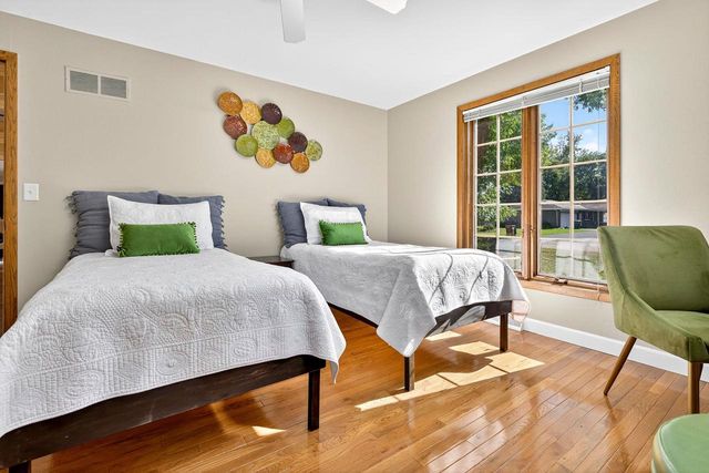 9 MEADOWBROOK LANE, Appleton, WI 54914