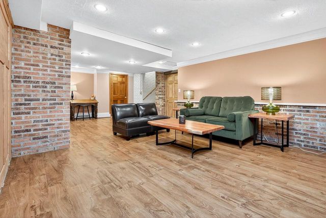 9 MEADOWBROOK LANE, Appleton, WI 54914