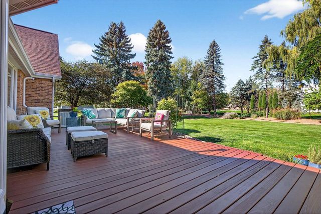 9 MEADOWBROOK LANE, Appleton, WI 54914