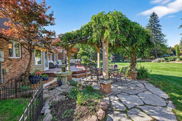 9 MEADOWBROOK LANE, Appleton, WI 54914