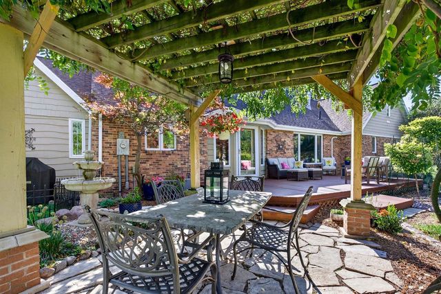 9 MEADOWBROOK LANE, Appleton, WI 54914