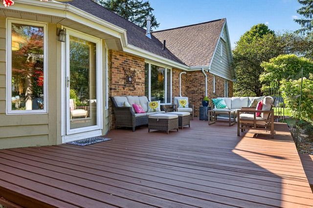 9 MEADOWBROOK LANE, Appleton, WI 54914