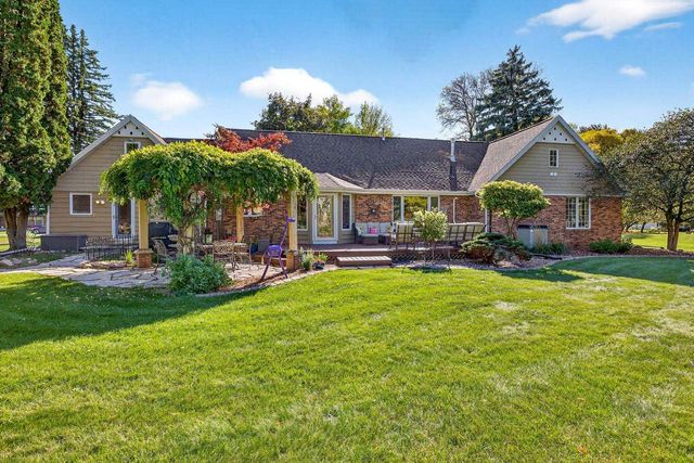 9 MEADOWBROOK LANE, Appleton, WI 54914