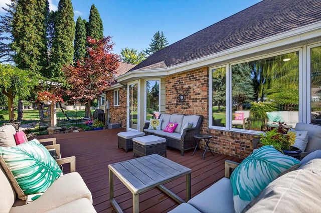 9 MEADOWBROOK LANE, Appleton, WI 54914