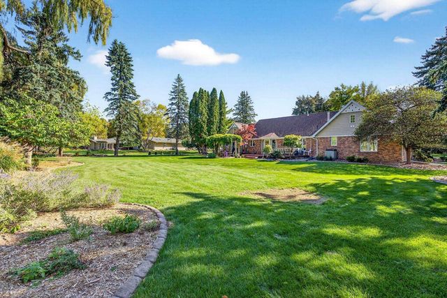 9 MEADOWBROOK LANE, Appleton, WI 54914