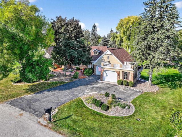 9 MEADOWBROOK LANE, Appleton, WI 54914