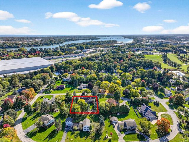 9 MEADOWBROOK LANE, Appleton, WI 54914