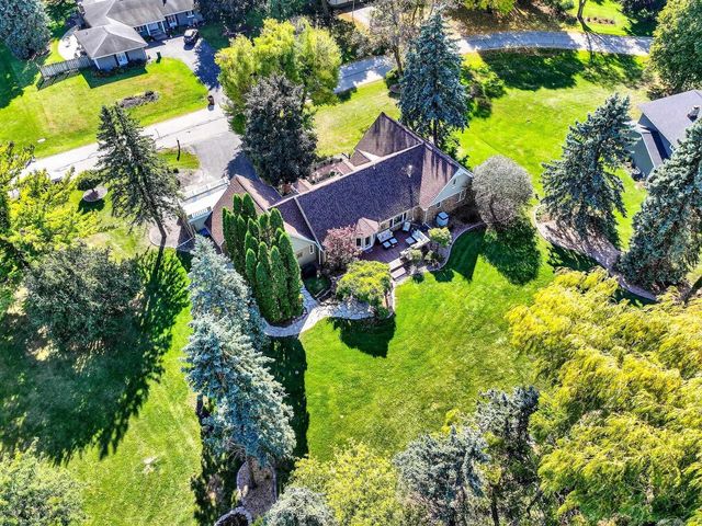 9 MEADOWBROOK LANE, Appleton, WI 54914